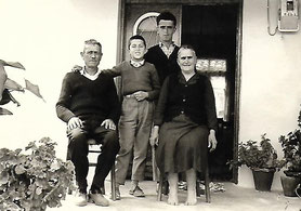 Vater Dimitrios, Mutter Kanelia, Bruder Nikitoris und Neffe Vasilios in Griechenland