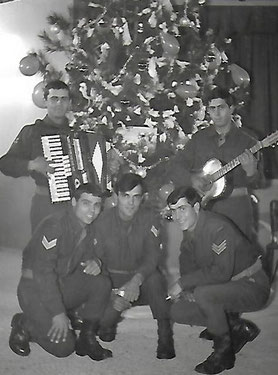 1966: Konstantin Koulaxidis bringt seinen Kameraden beim Militär ein ganz besonderes Geschenk mit: den deutschen Weihnachtsbaum.