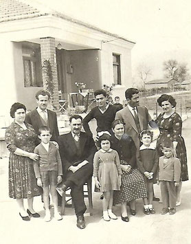 Konstantin Koulaxidis griechische Familie mit Schwester, Schwager, Onkel, Bruder, Schwägerin, Tante, Neffen und Nichten.
